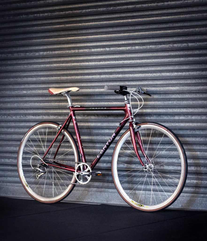 Rotes Fahrrad vor Wand