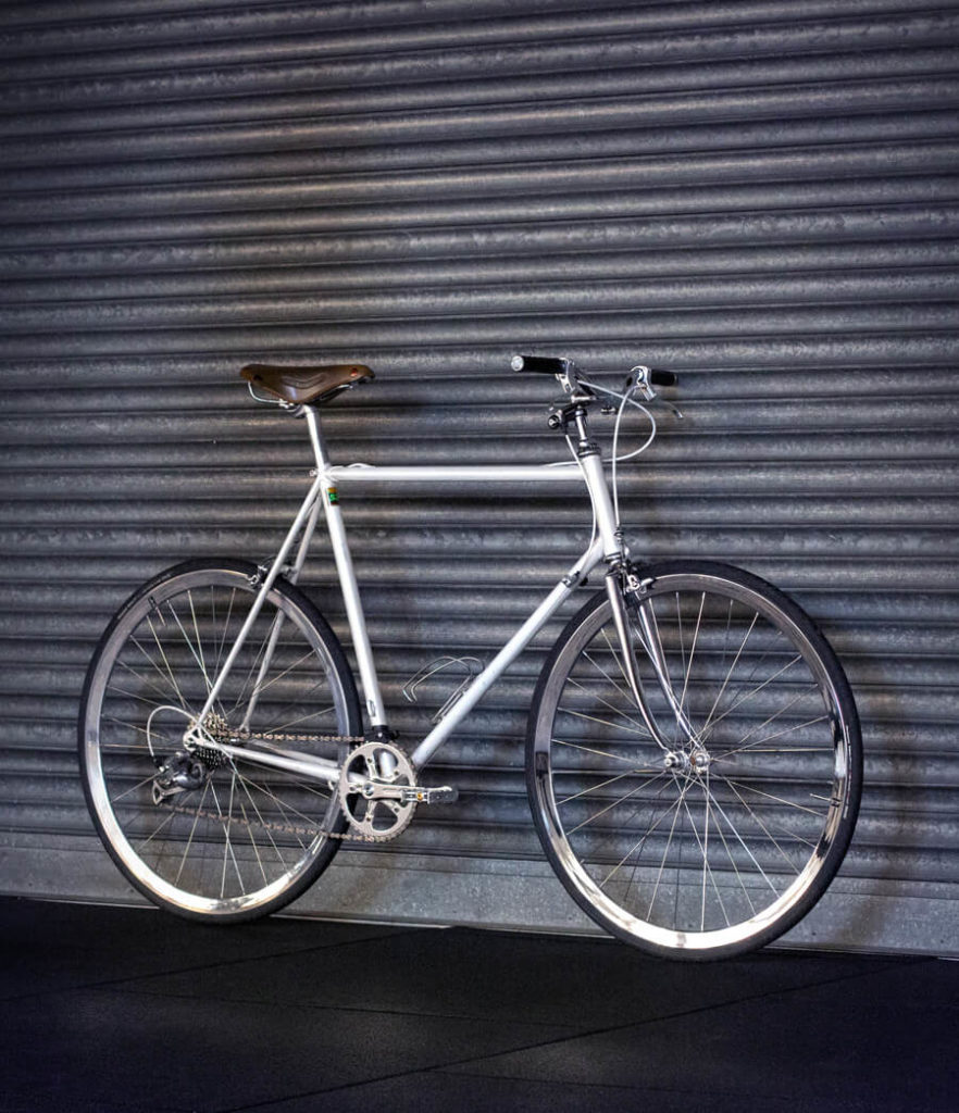 Rotes Fahrrad vor Wand